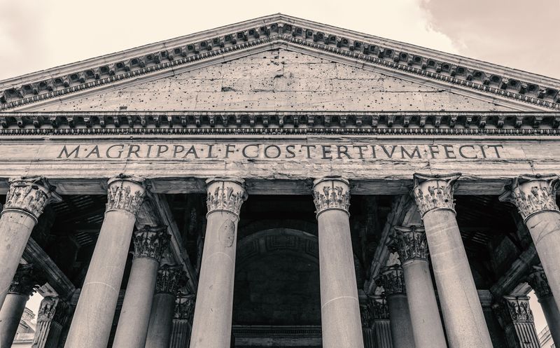 Datei:Pantheon Italien Tempel Säulen.jpg