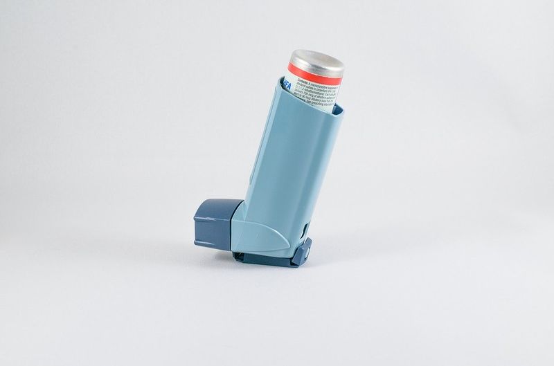Datei:Asthma Spray Inhalator Atemnot.jpg