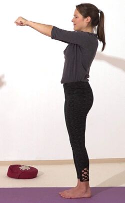 Delta-Muskeln staerken mit Yoga-Uebungen 5 im Stehen.jpg