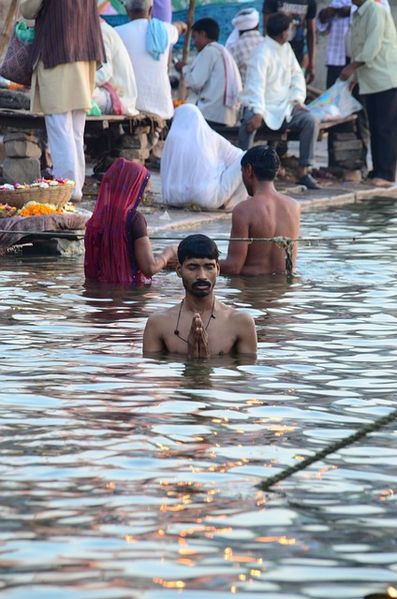 Datei:Varanasi Bad im Ganges.jpg