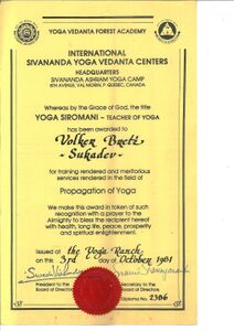 Yoga Shiromani - Teacher of Yoga: Nach Abschluss seiner Yogalehrer Ausbildung (TTC) im September 1981 erhielt Sukadev den Titel "Yoga Shiromani", die in den International Sivananda Yoga Vedanta Centers übliche Bezeichnung von Yogalehrern.