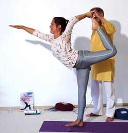 Waagrechter Taenzer Yoga Pose 3.jpg