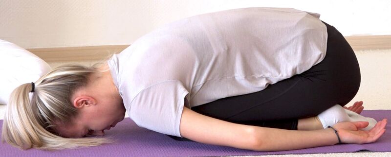 Datei:Kleines Paket Yoga Stellung - Paeckchen Pose.jpg