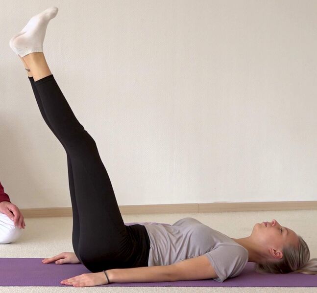 Datei:Korkenzieher Yoga Uebung Beine kreisen im Liegen bei gestreckten Beinen 3.jpg