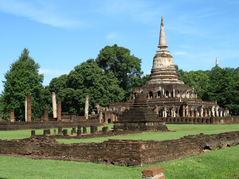 Datei:Buddhismus Stupa Schrein Reliquie Wat Chang Lom Si Satchanalai.jpg