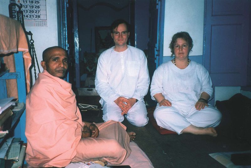 Datei:Swami Hamsananda mit Shivakami und Sukadev.jpg