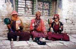 Drei Mönche chanten in Lhasa 1993.jpg
