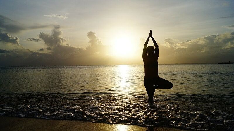 Datei:Stille Sonnenuntergang Strand Yoga Baum meditieren.jpg