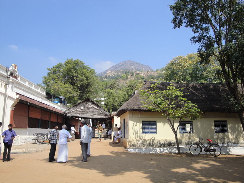 Datei:Sri Ramana Ashram-Tiruvannamalai-Arunachala.JPG