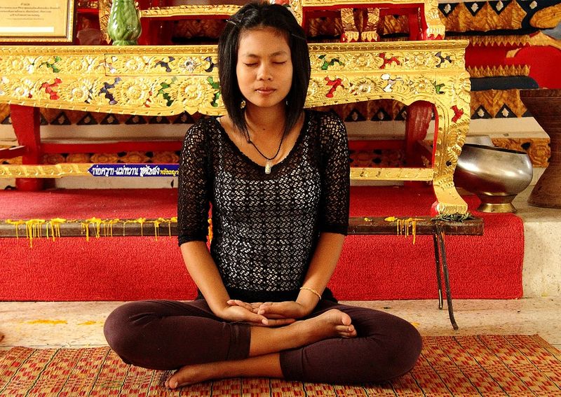Datei:Meditation Tempel ruhig bewusst Atmung.jpg