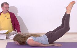 Shalabhasana, die Heuschrecke, eine Yogapose für Kräftigung der Rückenmuskeln und des Gesäßes