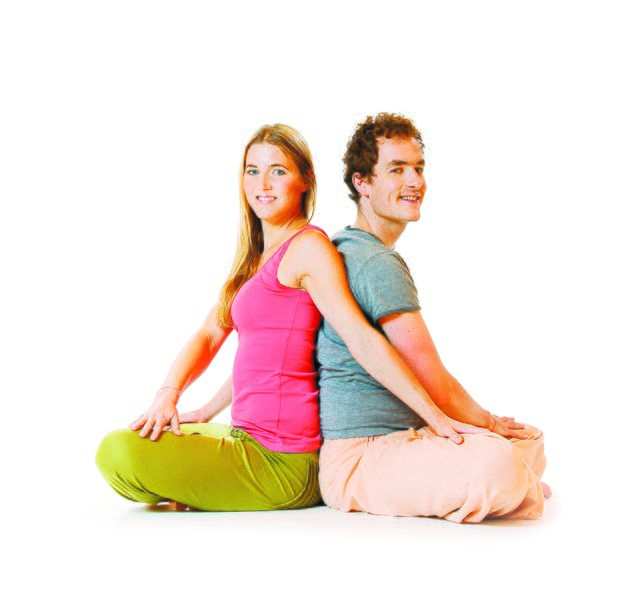 Datei:Partner Asana Drehsitz Partnerschaft Yoga.jpg