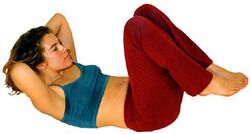 Bauchmuskelübung: Immer mit der Ausatmung nach oben kommen, mit der Einatmung absenken. 10 Mal.