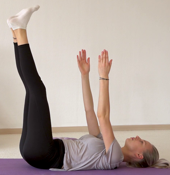 Datei:Korkenzieher Yoga Uebung Beine kreisen im Liegen bei gestreckten Beinen 5.png
