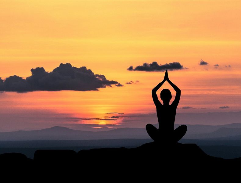 Datei:Meditation sunset yoga.jpeg