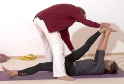 In den liegenden Spagat helfen - Yoga Vidya Bodywork 2.jpg