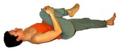 Kniebeuge: Ein Knie beugen. Mit beiden Händen um das Knie fassen. Knie zur Brust hin ziehen. Tief atmen, beim Einatmen Bauch gegen den Oberschenkel drücken. 5-8 Atemzüge lang halten. Seite wechseln.