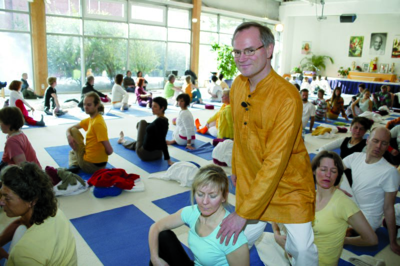 Datei:Yogastunde mit Sukadev im Sivanandasaal Bad Meinberg Asana .jpg