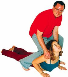 3b) Korrektur: Schultern runter drücken, mit dem Knie die Brustwirbelsäule nach vorne wölben.