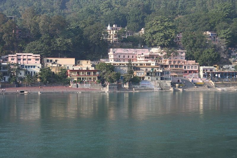 Datei:Sivananda Ashram Rishikesh Ganges.jpg