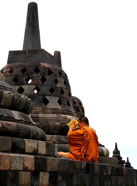 Buddhistischer Mönch bei einer Stupa