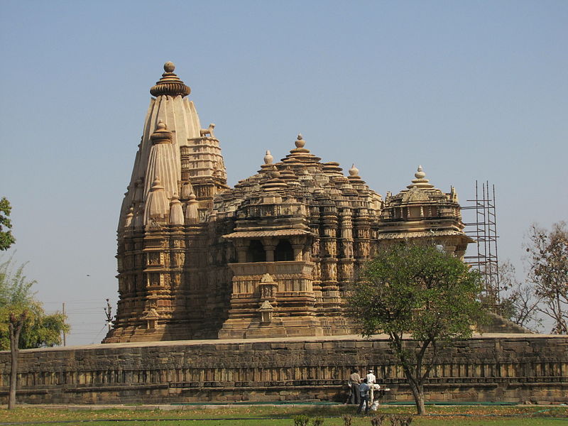 Datei:Khajuraho Indien Chitragupta Tempel.JPG