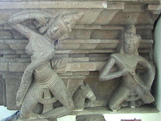 Datei:Apsara Gandharva Dancer Pedestal Tra Kieu.jpg