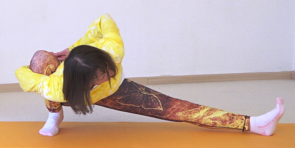 Baddha Utthita Parshva Pada Upaveshasana, Eine Variation der Hockstellung mit ausgestrecktem Bein