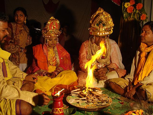 Datei:Feuerritual bei einer Hindu Hochzeit in Orissa Indien.jpg