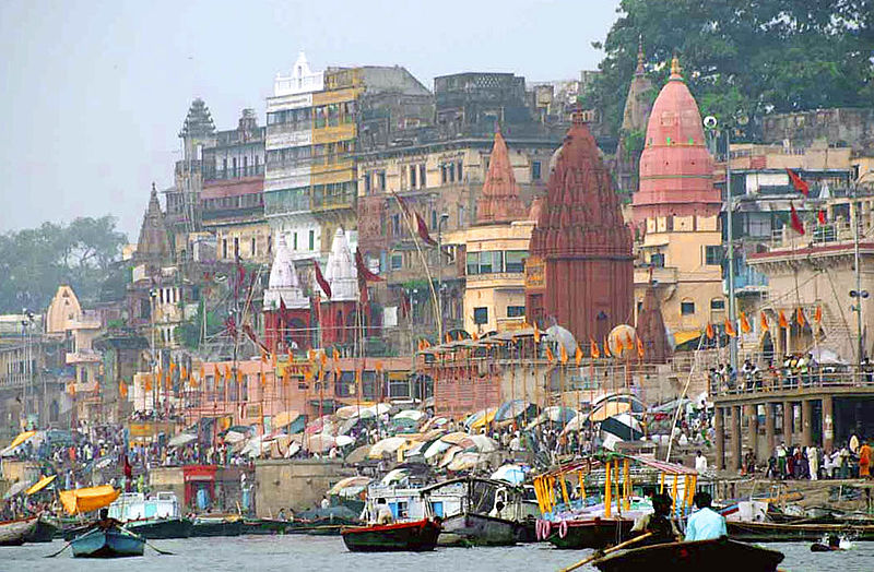 Datei:Varanasi vom Ganges aus.jpg