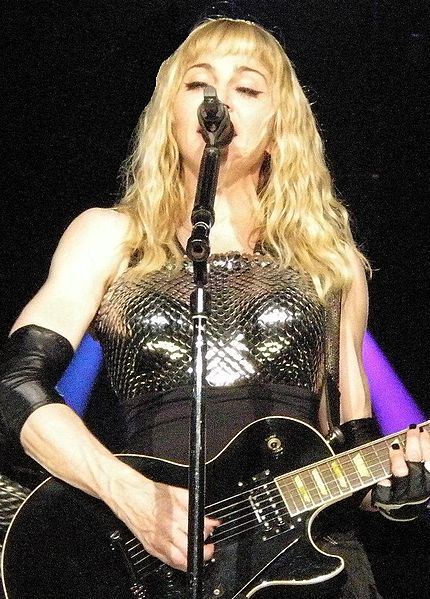 Datei:430px-Madonna performs 'Ray of Light' in Sofia-2.JPG
