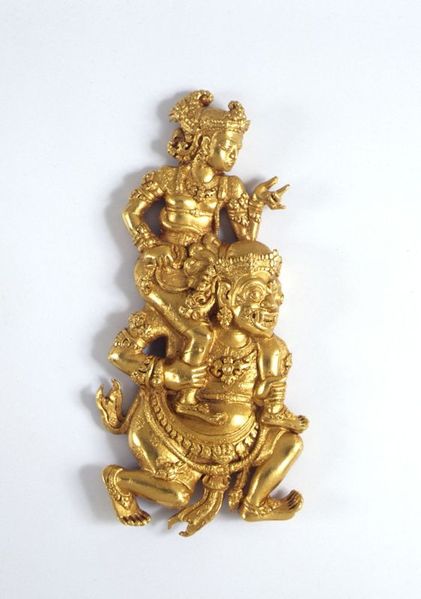 Datei:COLLECTIE TROPENMUSEUM Gouden reliëf met de voorstelling van Sutasoma gedragen door Kalmasapada TMnr 2960-319.jpg