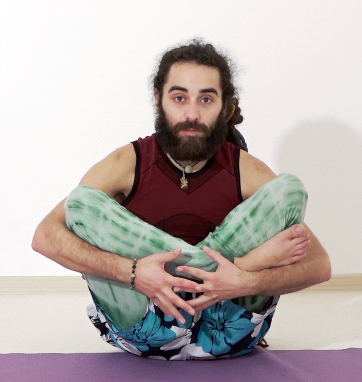 Garbha Pinda Ardha Padmasana, Eine Gleichgewichtsstellung