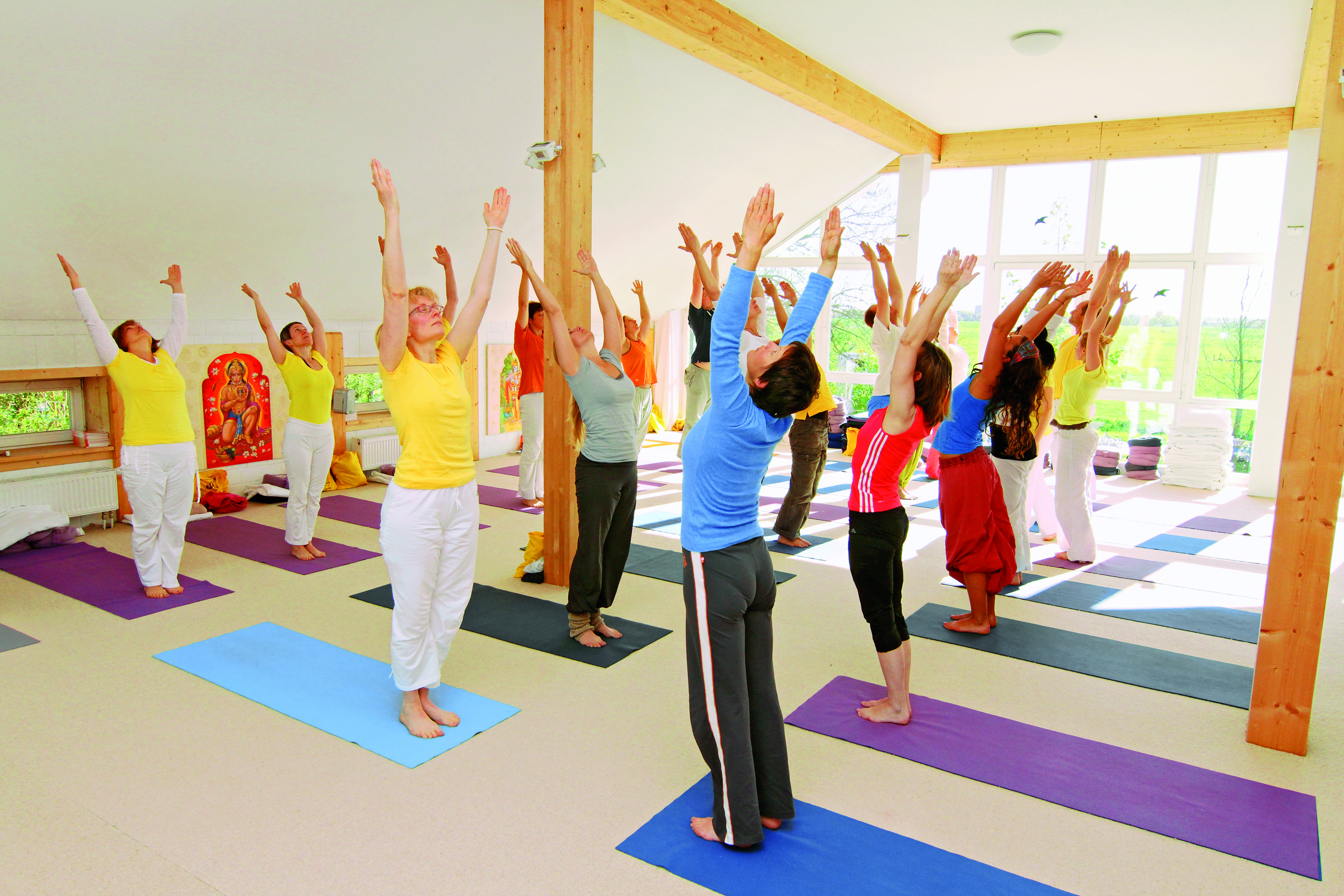 Eine Yoga Schule ist ein Ort für deine Yoga Praxis.