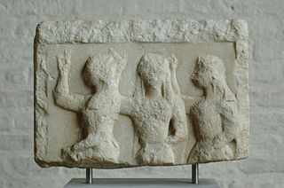 Frauenreigen, wahrscheinlich die Chariten Aglaia, Thalia und Euphrosyne. Relief von der Insel Paros, ca. 570-560 v. Chr.