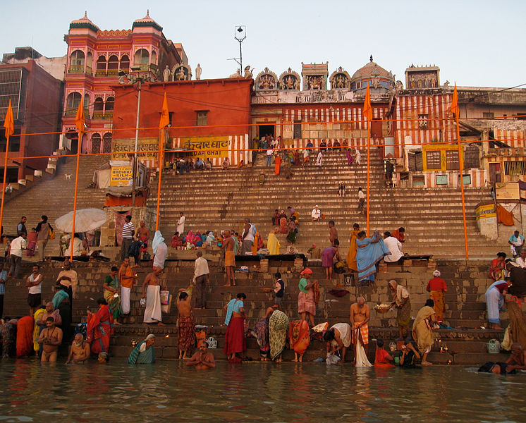 Datei:Varanasi Kedar Ghat Ganges Pilgerort.jpg