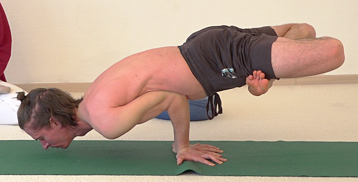 Uttana Padma Mayurasana, Lotuspfau mit ausgestrecktem Lotus