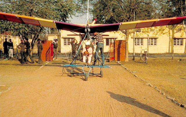 Datei:Swami Vishnu Devananda Leichtflugzeug.jpg