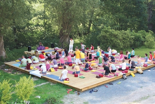 Datei:Yoga Vidya Westerwald Yogaplattform Reise Yoga Praxis.jpg