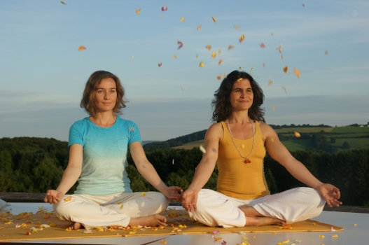 Datei:Meditation-Blüten-Yoga.JPG