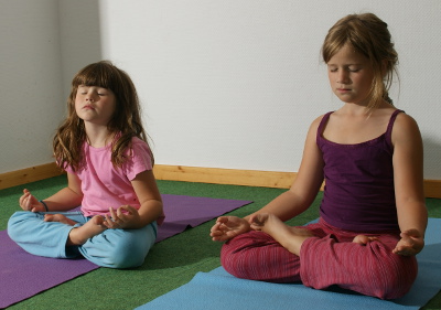 Datei:Meditation.Kinder.Yoga.JPG