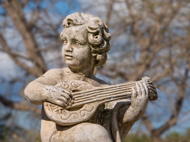 Datei:Statue Figur Laute Instrument.jpg