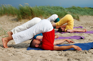 Datei:Pflug-strand-yoga-kl.jpg