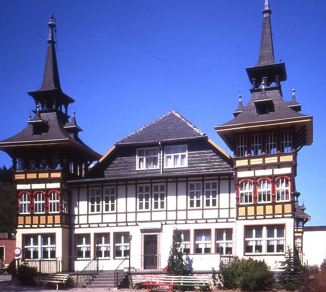 Datei:Alexisbad Harz DDR Former Deutsche Reichsbahn Erholungsheim May 1990.jpg