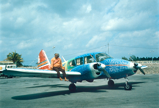 Datei:Swami Vishnu Flugzeug Peace Plane.jpg