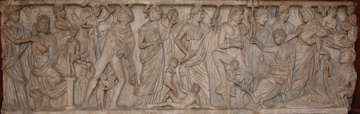 Darstellung auf dem Sarkophag: Prometheus schuf den Menschen; einige olympische Götter beobachteten diesen Schöpfungsprozess: von links nach rechts, Athene (mit ihrem Helm), Hermes (mit seinem geflügelten Pegasus) und Schutzmantel, zwei Moiren (wahrscheinlich Lachesis und Klotho), Poseidon (mit seinem Dreizack), Artemis (mit der Mondsichel) und vermutlich Atropos. Römischer Sarkophag, ca. 240 AD.
