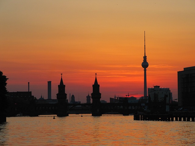 Datei:Berlin Spree Fernsehturm.jpg