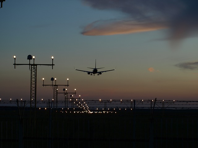 Datei:Flugzeug Landung Flughafen.jpg
