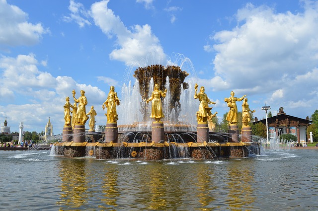 Datei:Brunnen Völkerfreundschaft Moskau.jpg