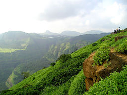Datei:Lonavla grün Berge Landschaft Indien.jpg